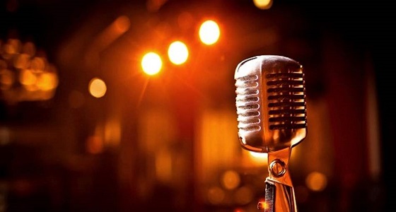 تسريب صورة فاضحة لممثل مشهور يلف سجائر حشيش