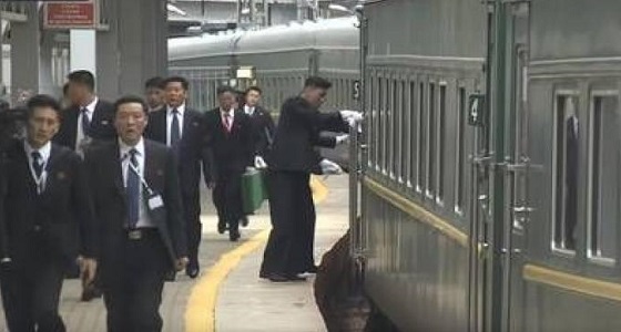 بالفيديو.. تصرف غريب لحراس كيم جونغ لحظة وصول قطاره المصفح إلى فلاديفوستوك