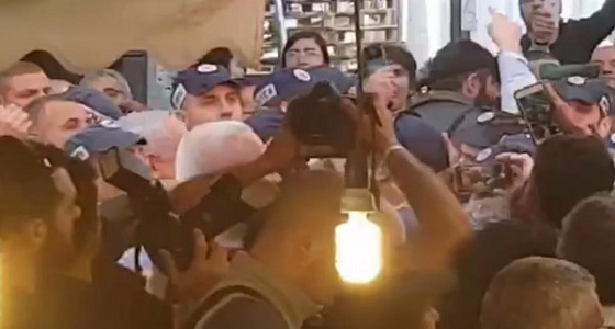 بالفيديو.. امرأة ترشق نتنياهو بالطماطم خلال جولته في سوق الخضار 