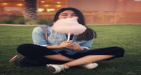 على طريقة شقيقتها الغريبة في تناول الأرز.. أسيل عمران تأكل الحلوى كالأطفال