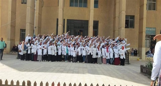 بالفيديو.. طلاب زراعة يؤدون قسم الجامعة بطريقة كوميدية