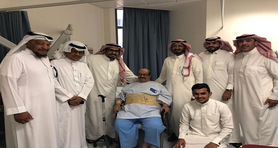 إعلاميون مبادرون يزورون الفنان محمد الكنهل بمستشفى الملك خالد الجامعي