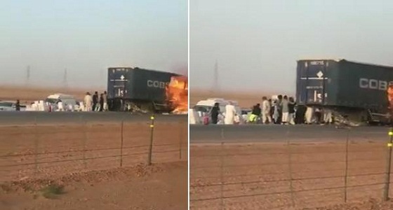بالفيديو.. العشرات يهرعون لإفراغ شاحنة تحترق على الطريق