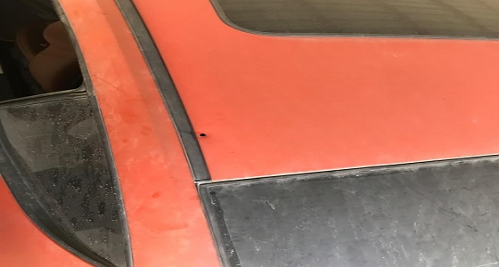 طلقة مجهولة المصدر تخترق موقف وسيارة مواطن بعسير