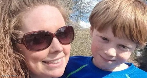 قفزت على ظهره وفتحت فكه.. أم تنقذ طفلها من أنياب أسد