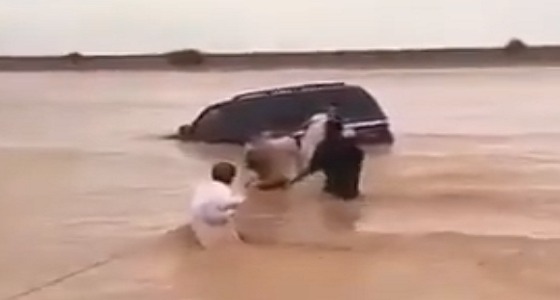 بالفيديو.. شباب ينقذون عائلة بعد أن جرفت السيول مركبتهم
