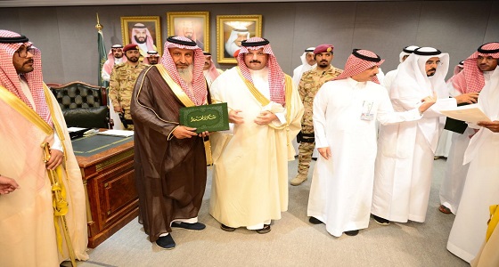 بالصور.. أمير عسير يكرم المتبرعين والداعمين لحملة (تفريج كربة)