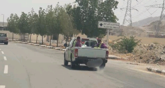 بالصور.. استياء من تكرار مشهد وجود عمال نظافة على صندوق ” وانيت ” بمكة