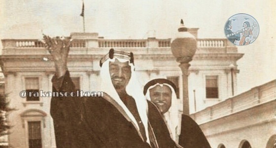 صورة نادرة للملك فيصل وهو يمازح أحد المصورين برمي كرة الثلج