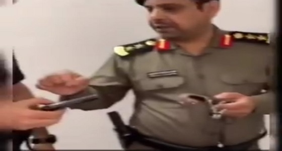 بالفيديو.. في حادثة تعد الأولى من نوعها.. العثور على مسدس مع 3 مقيمات