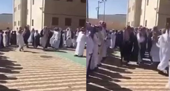 بالفيديو.. قائد مدرسة يلقي قصيدة على طلابه في وداعه لهم بعسير