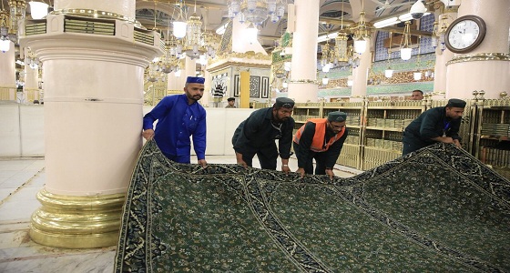 بالصور.. شؤون المسجد النبوي تبدأ فرش الحرم القديم بالسجاد الجديد