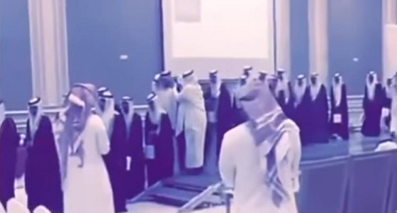 بالفيديو.. عمدة حي يتنازل عن مشلحه لطالب في حفلة تخرج بالأحساء