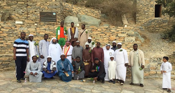 بالصور.. طلاب المنح في الجامعات يزورون قرية ذي عين التراثية