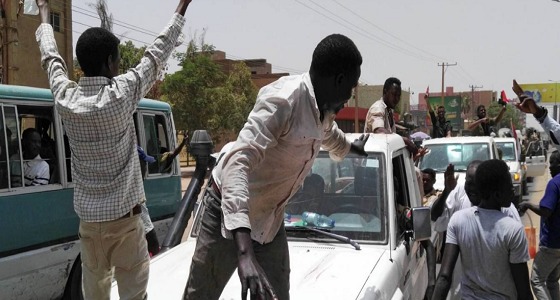 الثوار السودانيون يرفضون بيان الجيش السوداني