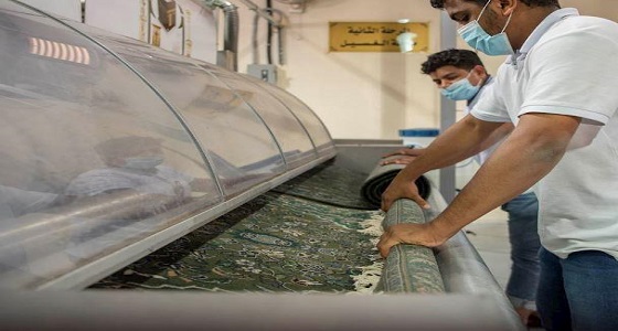 بالصور.. مراحل تنظيف وتطهير سجاد المسجد الحرام