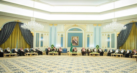 بالصور.. خادم الحرمين يستقبل رئيس مجلس الشورى وأعضاء المجلس