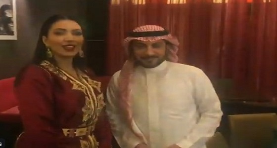 بالفيديو.. ” اسما لمنور ” تتبادل القبلات والأحضان مع ماجد المهندس بحفل غنائي في الرياض 