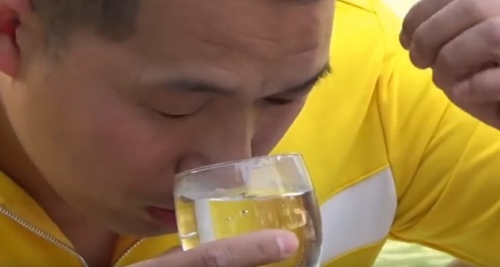 بالفيديو.. شاب يُثير الدهشة باستنشاقه الماء من أنفه و إخراجه من عينه