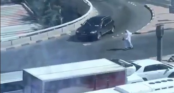 بالفيديو.. رجل يذهب للعمل بـ ” سكوتر ” ويتجاوز الإشارة المرورية