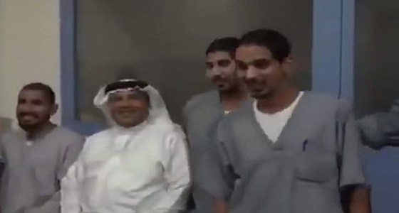 بالفيديو.. لحظة زيارة محمد عبده لنزلاء السجون في جدة 