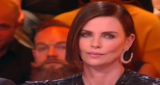 بالفيديو.. تشارليز ثيرون توقف مذيعا عند حده بعد قبلته المفاجئة لمترجمتها 
