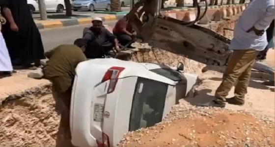 بالفيديو.. سقوط سيارة في أحد المشاريع على طريق الملك فهد