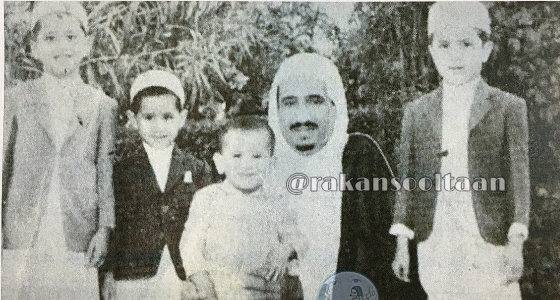 صور نادرة للملك سلمان برفقة بعض أبنائه