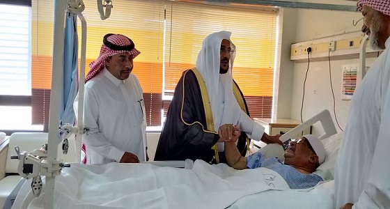بالصور..آل الشيخ في زيارة لعبد الرحمن بن موسى الفواز بالمستشفى