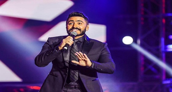 بالفيديو.. تامر حسني يُقبل يد إحدى معجباته أثناء حفل غنائي