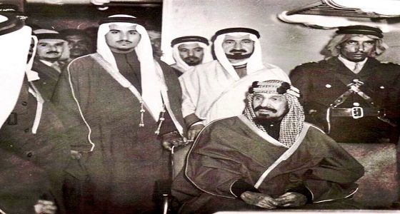 صورة تاريخية تجمع الملك عبدالعزيز بابنه الأمير سلطان في القطار