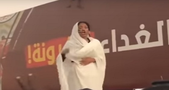 بالفيديو.. سيدة سودانية تزيد حماس الاحتجاجات من فوق السيارات