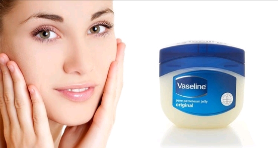 ” الفازلين ” عنصر تجميل أساسي يساعد على تقشير وشد البشرة
