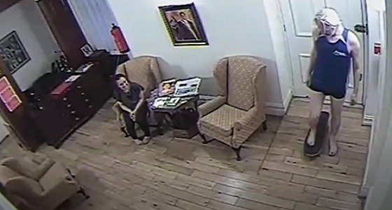 بعد القبض عليه.. نشر &#8221; فيديو &#8221; يظهر عبث مؤسس ويكيليكس بسفارة الإكوادور