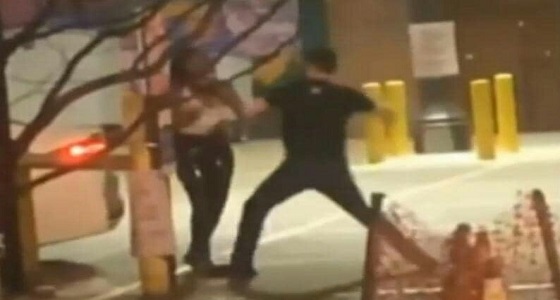 رجل يضرب امرأة بوحشية في الشارع والأخيرة تواجه تهما جنائية 