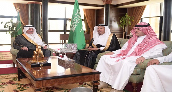 أمير تبوك يستقبل مدير فرع وزارة التجارة والاستثمار بالمنطقة