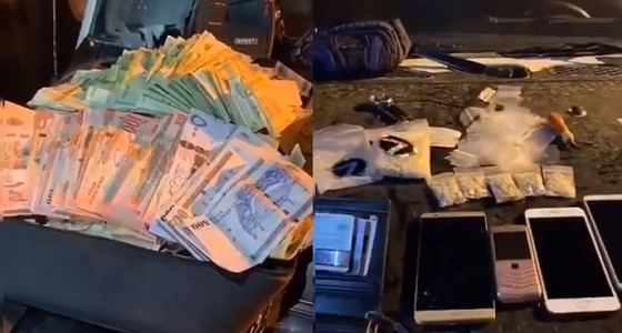 بالفيديو.. ضبط مروج مخدرات ومعمل للشرائح والبصمات المزورة بالرياض
