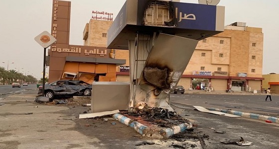 بالفيديو والصور.. إصابة 3 أشخاص واقتلاع صراف وتحطم كافيه في حادث مروري بجازان