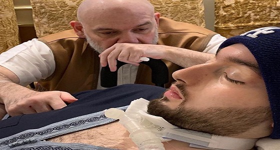 صورة مؤثرة للأمير خالد بن طلال مع ابنه الأمير الوليد بالمستشفى