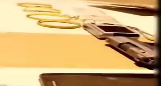 بالفيديو.. القبض على مروجين مخدرات مسلحين في الرياض