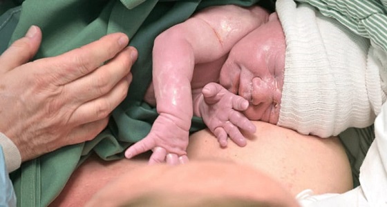 لأول مرة.. مولود شاركت فيه الجدة والأم والروبوت