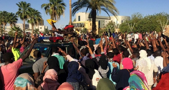 الجيش السوداني يمنع قوات الأمن من فض اعتصام ” الدفاع “