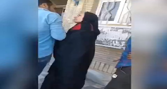 بالفيديو.. قطع يد امرأة في الأهواز بعدما دفعها أحد منتسبي الهلال الأحمر الإيراني
