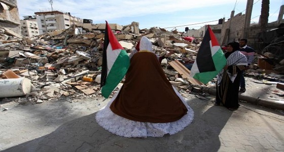 بالصور.. عروس فلسطينية تقيم مراسم زفافها على انقاض منزل الزوجية