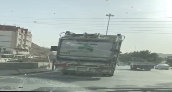 إيقاف شخص يقود مركبة تابعة لأمانة مكة بتهور 