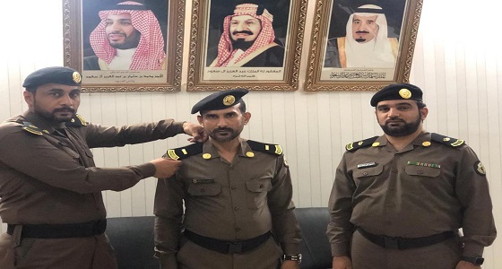 الشمراني يُقلد ” الحلافي ” رتبة رئيس رقباء بشرطة العرضيات