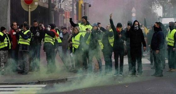 الشرطة الفرنسية تفرق مظاهرات السترات الصفر بغاز مسيل للدموع