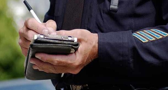 مخالفة مرورية تلاحق أم أرضعت طفلتها بالسيارة