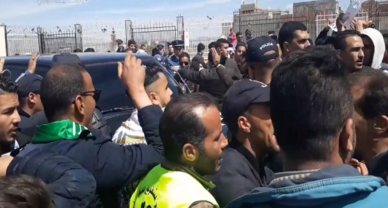 بالفيديو.. طرد وزير جزائري أثناء زيارة ميدانية