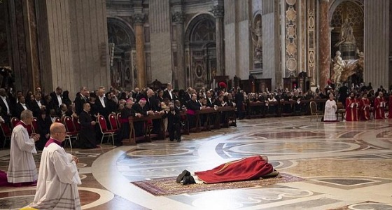بالفيديو والصور.. تصرفات غريبة جديدة من البابا فرانسيس بكنيسة في الفاتيكان